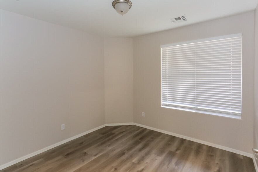 Building Photo - 2322 S 65th Dr