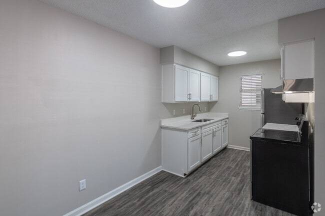 1BR, 1BA - 650SF - Kitchen and Dining Room - Retreat at Palm Pointe