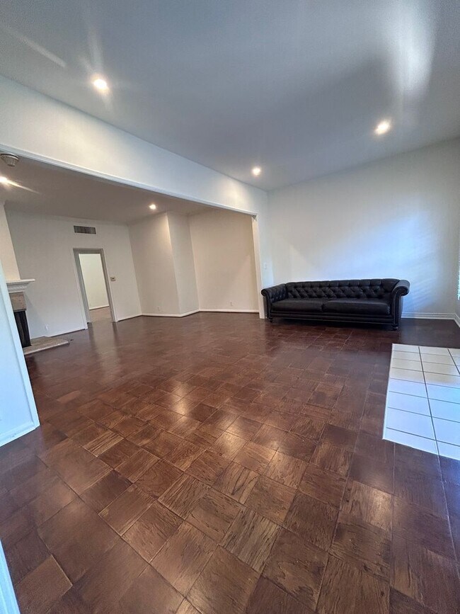 Building Photo - 9080 Shoreham Dr