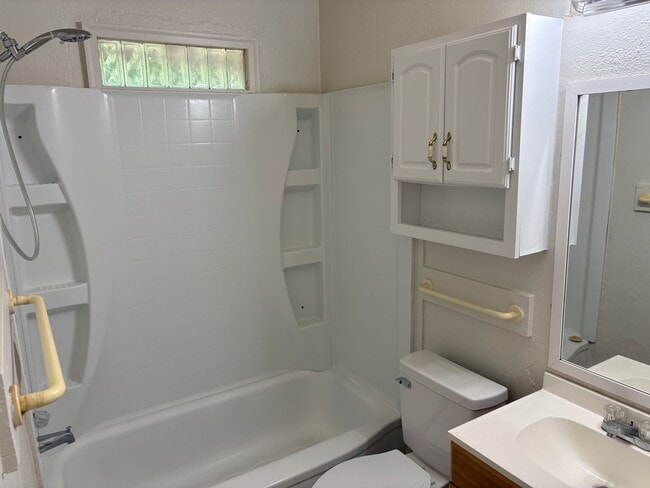 Building Photo - 2 bed / 1 bath home for rent in a great location. Features fresh flooring, new paint, and a fence...