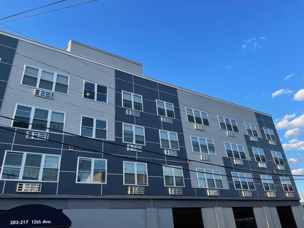 Building Photo - 216 12th Ave