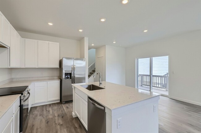 Building Photo - 560 Cottonwood Avenue