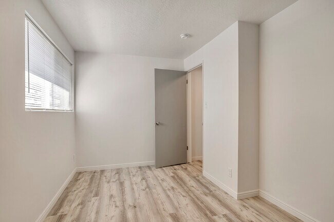 Building Photo - Townhouse Court