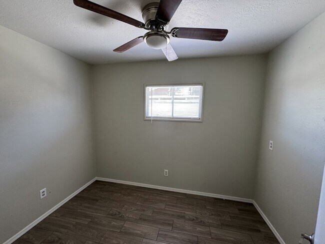 Building Photo - 5 Bedroom Near GCU