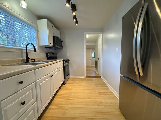 Building Photo - Remodeled Single-Family Gem in East Nashville