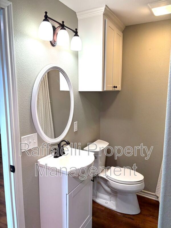 Building Photo - 2 Fernwood Dr