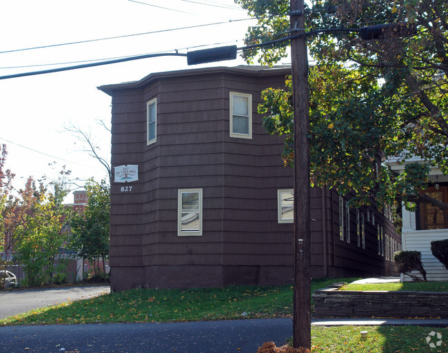Primary Photo - 827 Park St
