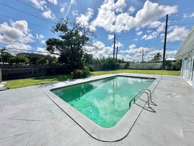 Building Photo - ** CENTRAL NAPLES **4 BED / 2 BATH ** POOL**PETS OK**ANNUAL RENTAL**