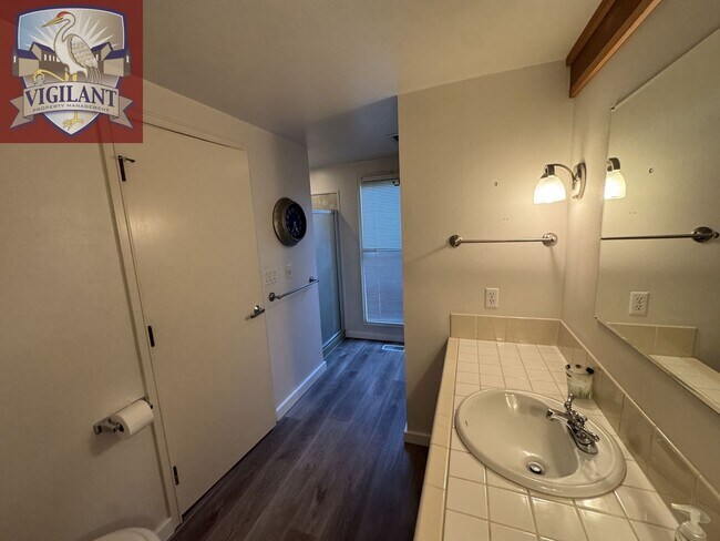 Building Photo - Amazing Furnished 4 bedroom home