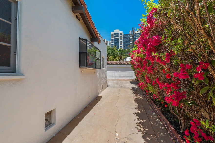 Building Photo - 10733 Wellworth Ave