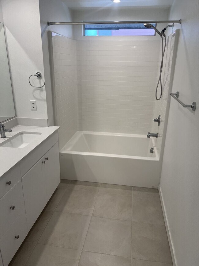 Building Photo - A Fabulous 2 Bedroom, 2 Bathroom townhome ...