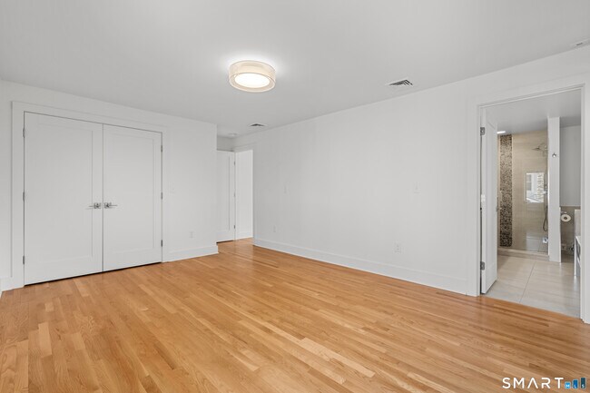 Building Photo - 25 Crescent Bluff Ave