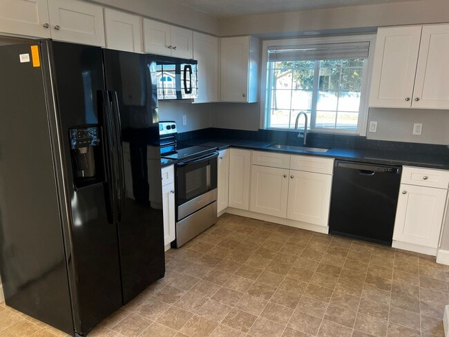 Building Photo - New carpet, kitchen, appliances, paint! Great neighborhood.