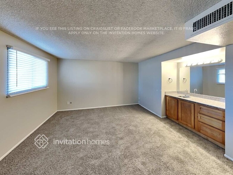 Building Photo - 4033 W San Juan Ave