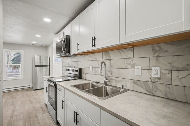 Building Photo - 2 Bedroom Single Family Home*Remodeled* Utilities included in rent!