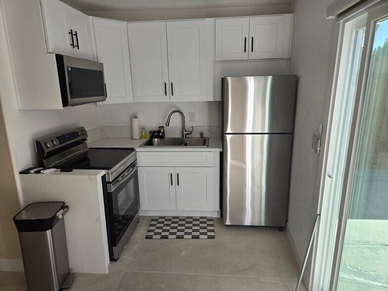 Building Photo - 730 Helmhill Ave