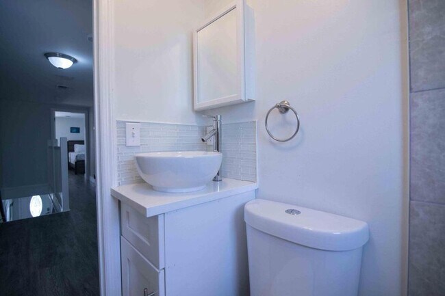 Building Photo - 915 3rd St