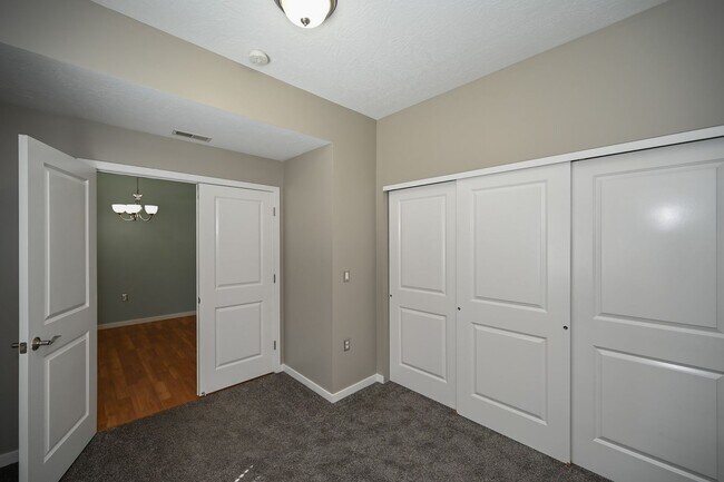 Building Photo - Stunning Condo in Excellent Salt Lake Loca...
