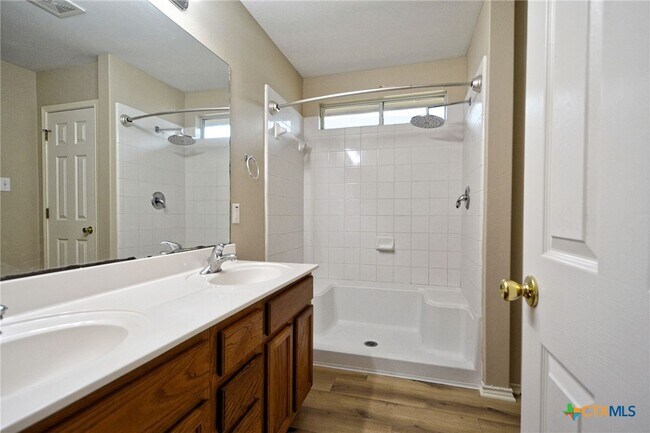 Building Photo - 2489 Medina Dr