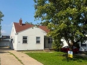 Building Photo - 15811 Maplewood Ave