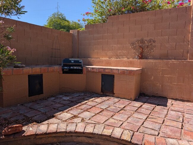 Building Photo - Pointe Tapatio 3br with garage