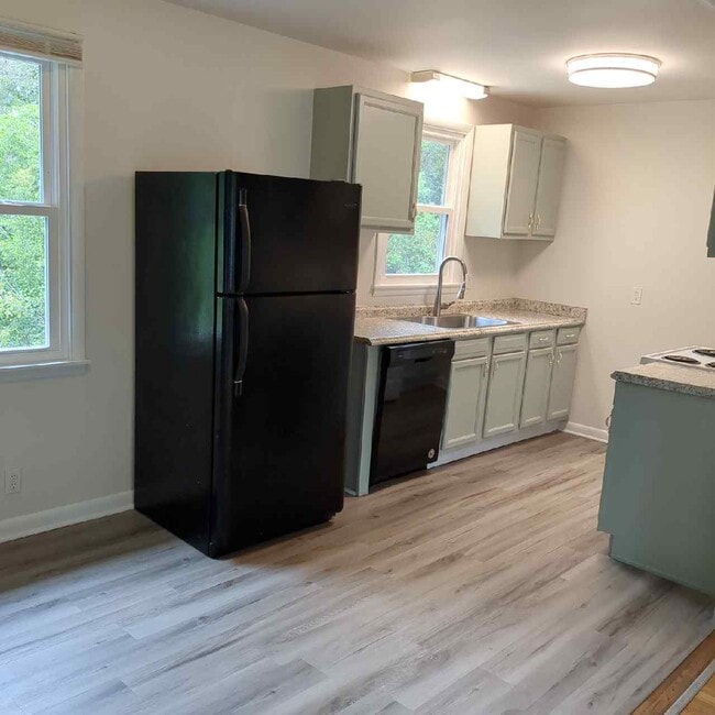 Building Photo - 493 Westcrest Dr