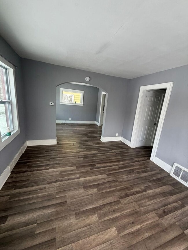 Building Photo - 3 bedroom Home Lower credit scores accepted with proof of income!!