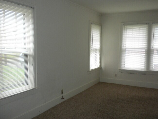 Building Photo - 2 Bedroom Home-Downtown