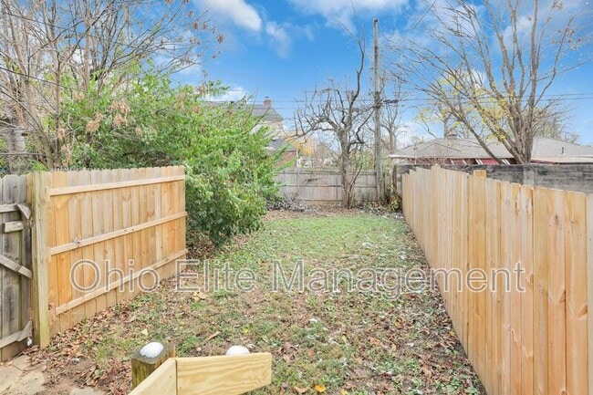 Building Photo - 898 Racine Ave