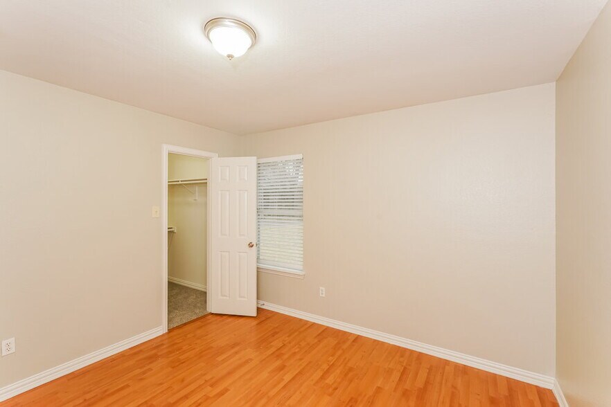 Building Photo - 1601 Prescott Dr