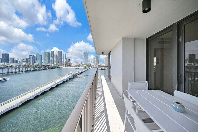 Building Photo - 801 N Venetian Dr