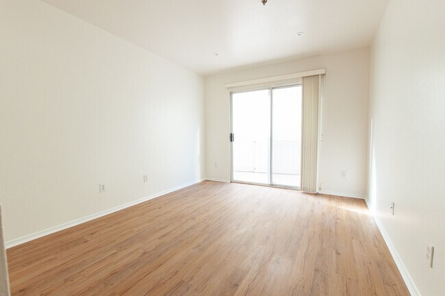 Building Photo - 10960 Ashton Ave