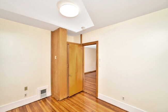 Building Photo - 77 Swan St