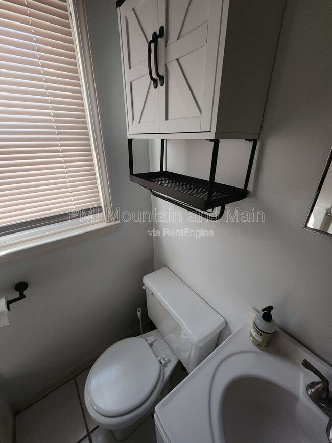 Building Photo - 2 Woodlands Dr