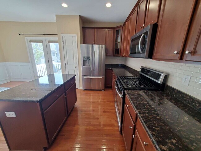 Building Photo - Impeccable 3 Bed / 2.5 Bath Townhome – Packed with Custom Upgrades!