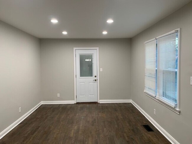 Building Photo - Beautiful two bedroom one bath near Campbellton and 166