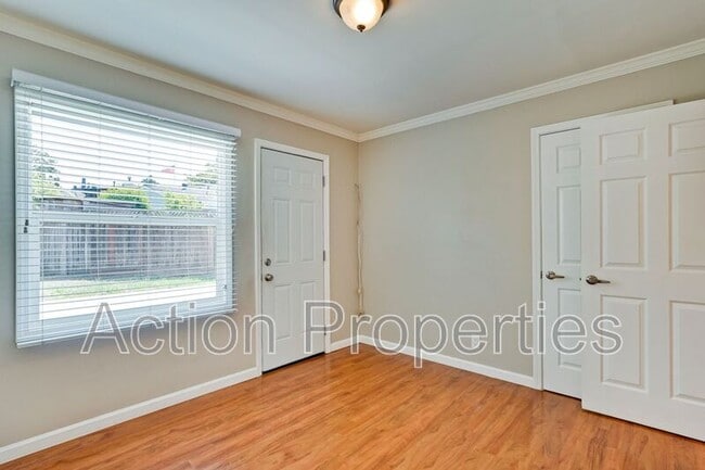 Building Photo - 489 Rollins Rd