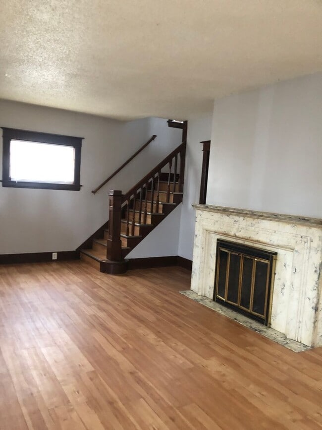 Building Photo - Cozy 3 bedroom house available