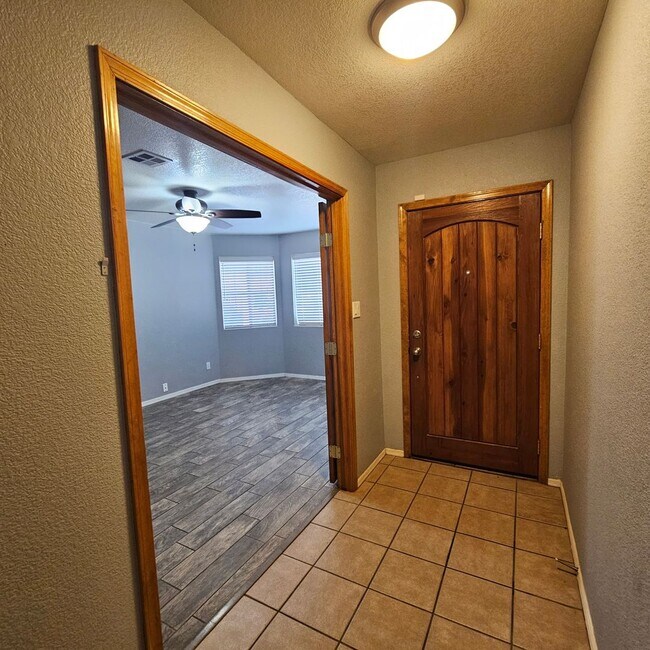 Building Photo - Awesome rental available!