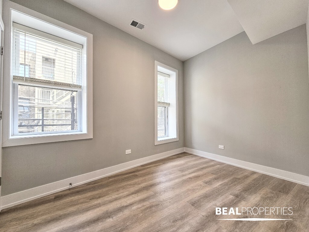 Building Photo - 428 W Belden Ave