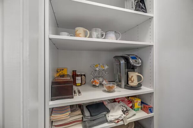 Building Photo - 635 N Alexander St