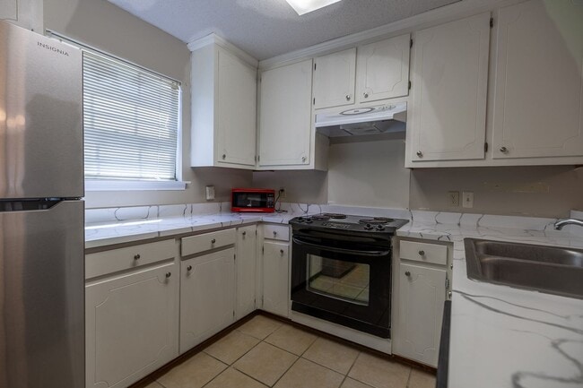 Building Photo - ONE FREE MONTH ON 13 MONTH LEASE! Welcome to this charming 3-bedroom, 2-bath condo located in the...