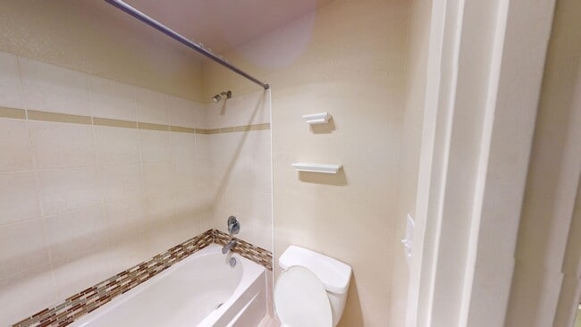 Building Photo - Kirkland 2BR Condo Near Waterfront, Shops & Trails, 2 parking spaces