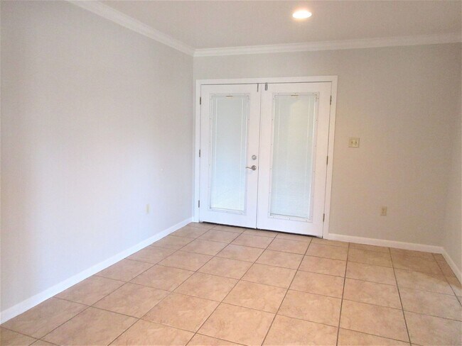 Building Photo - Adorable 2-bedroom/1-bath Duplex in Rosedale