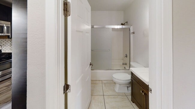 Building Photo - Newly Renovated (2022)! 7BD/3BA