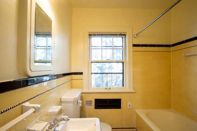 Building Photo - 1930's Townhouse in Idyllic Setting- Vinta...
