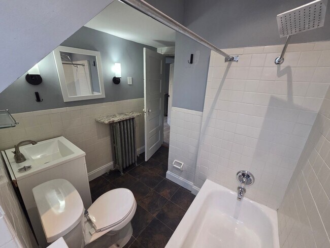 Building Photo - 2 bed/1 bath, Single-family Home! Modern and spacious with off-street parking and a relaxing back...