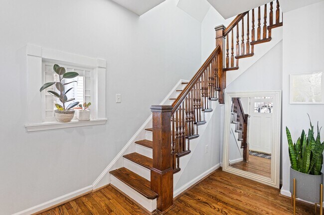 Building Photo - Amazing Anacostia Abode!