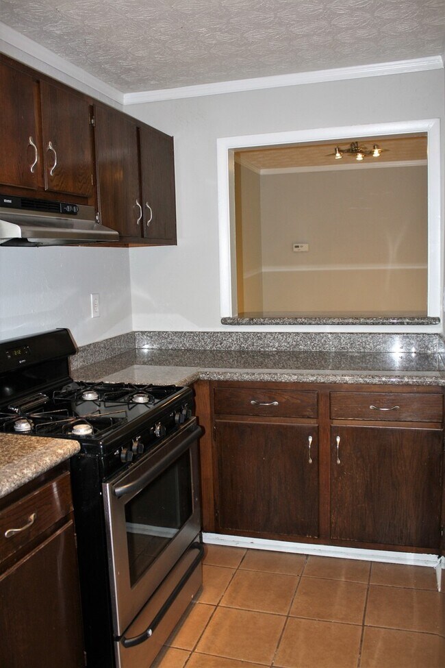 Building Photo - Just outside the perimeter at 75 and 285!