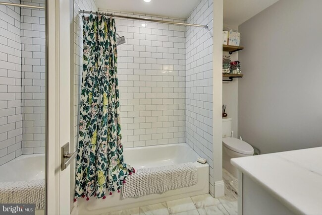 Building Photo - 819 D St NE